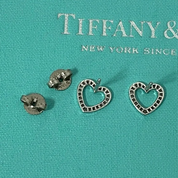 ❌SOLD❌Tiffany white gold diamond metro heart earrings - Picture 5 of 10